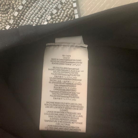 BCBG Maxazria Black Cuffed Crop Pants sz 6 - Picture 7 of 7